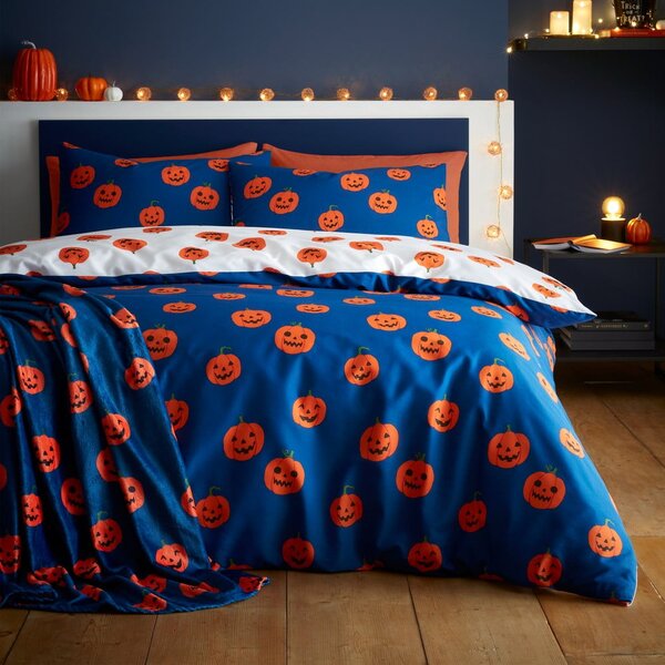 Modrá/oranžová deka s haloweenským motivem z mikroplyše 130x170 cm Halloween Pumpkins – Catherine Lansfield
