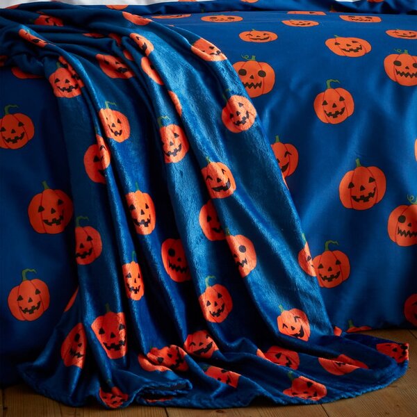Modrá/oranžová deka s haloweenským motivem z mikroplyše 130x170 cm Halloween Pumpkins – Catherine Lansfield