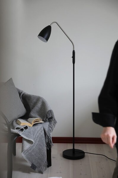 Černá LED stmívatelná stojací lampa s kovovým stínidlem (výška 140 cm) Patro – Markslöjd