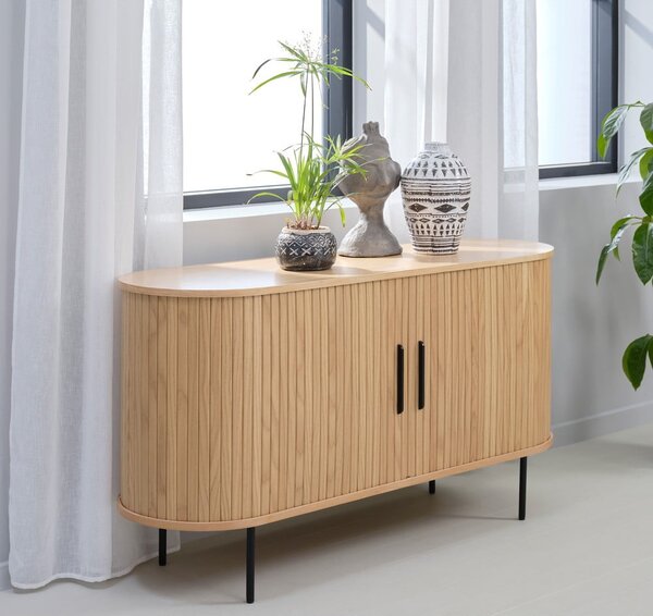 Nízká komoda v dekoru dubu s posuvnými dveřmi v přírodní barvě 140x76 cm Nola – Unique Furniture