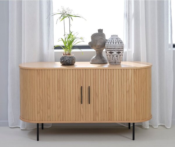 Nízká komoda v dekoru dubu s posuvnými dveřmi v přírodní barvě 140x76 cm Nola – Unique Furniture