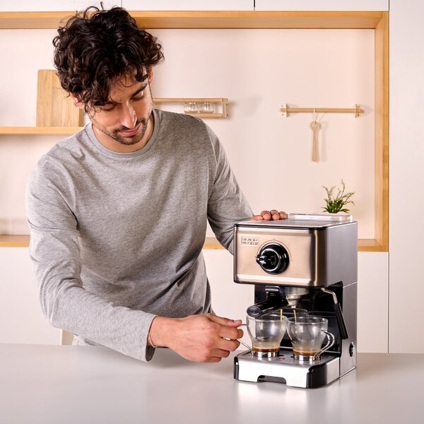 Baňkový kávovar Black+Decker BXCO1200E