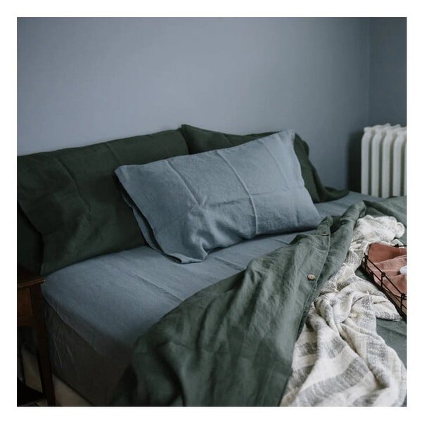 Modro-šedé napínací lněné prostěradlo 160x200 cm Blue Fog – Linen Tales