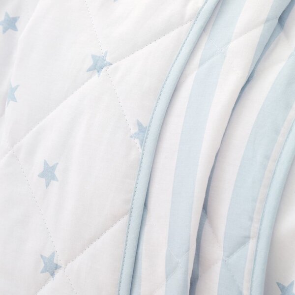 Bílý/modrý bavlněný prošívaný dětský přehoz 135x190 cm Mini Star & Stripes – Bianca