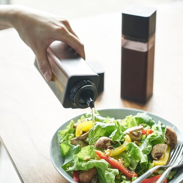 Černá plastová láhev na olej Yamazaki Tower 250 ml