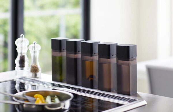 Černá plastová láhev na olej Yamazaki Tower 250 ml
