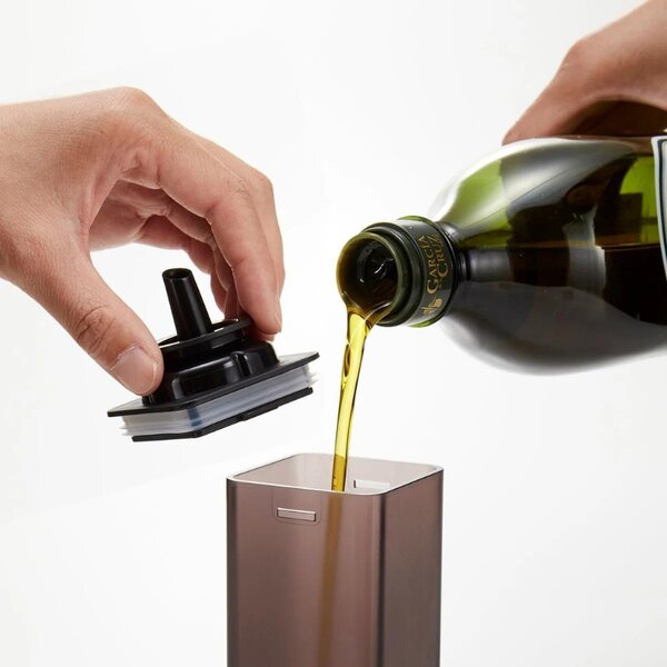 Černá plastová láhev na olej Yamazaki Tower 250 ml