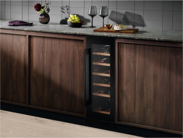 Vinotéka Electrolux EWUS020B5B (G)