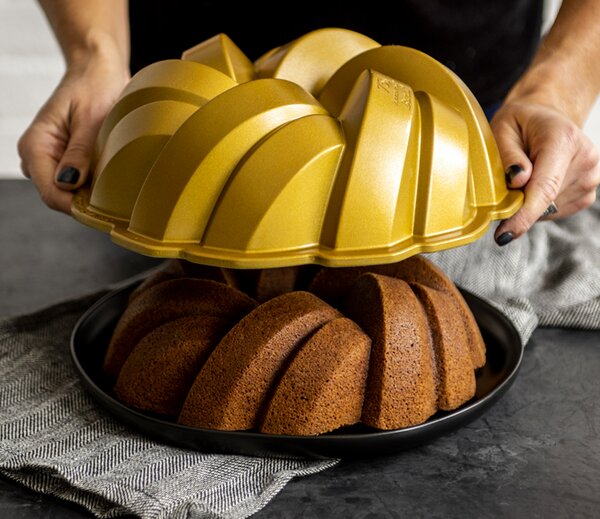Nordic Ware forma na bábovku 75. Anniversary Propletená zlatá 2,84 l 95577
