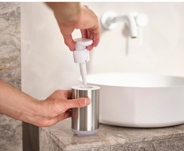 Dávkovač mýdla z nerezové oceli ve stříbrné barvě 300 ml Duo Steel – Joseph Joseph