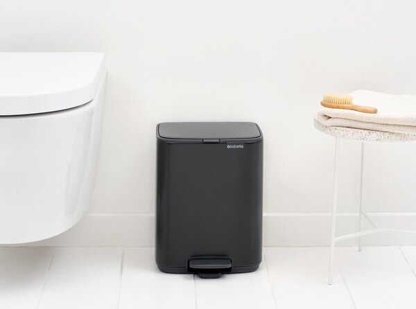 Matně černý nášlapný ocelový odpadkový koš 7 l Bo – Brabantia