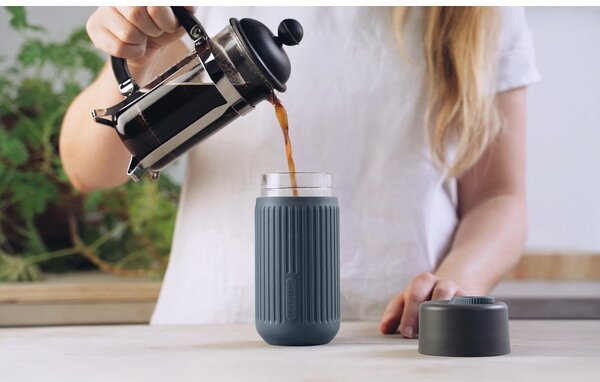 Tmavě šedý skleněný cestovní hrnek 340 ml – Black + Blum