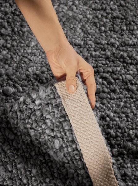 Tmavě šedý ručně tkaný koberec z materiálu bouclé 120x170 cm Notting Hill Portobello – Ted Baker
