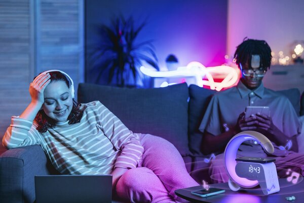 LED relaxační lampička Immax FLAMINGO s QI nabíjením, budík, RGB, USB výstup,BT, zlatá