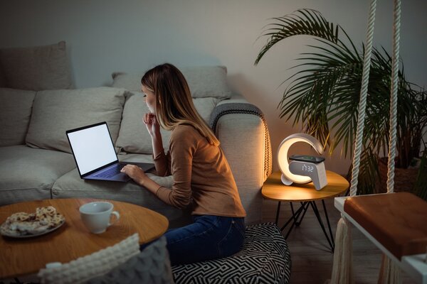 LED relaxační lampička Immax FLAMINGO s QI nabíjením, budík, RGB, USB výstup,BT, zlatá