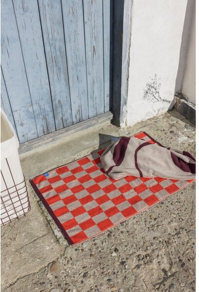 Oranžová/béžová koupelnová předložka do sprchy z bio bavlny 50x80 cm Retro – Mette Ditmer Denmark
