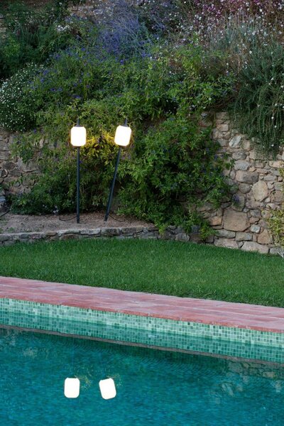 SAIGON šedá/bílá lampa se zápichem 1M R17 - FARO