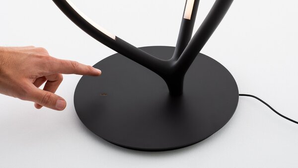 Artemide stolní lampa Arrival 17 W 3000K stmívatelná zlatá