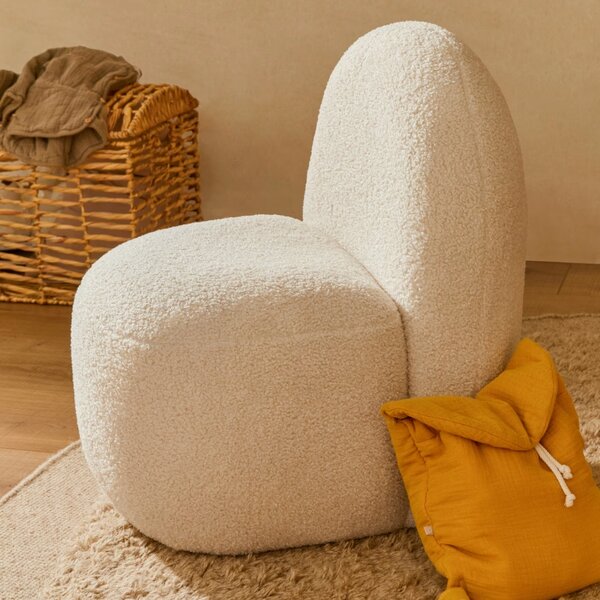 Bílé dětské bouclé křeslo Kave Home Bucky