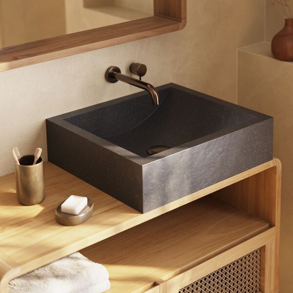 Kave Home Černé hranaté terrazzo umyvadlo na desku Delina 45 x 40 cm