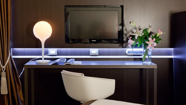 Artemide stolní lampa Castore 25 E27 max. 12 W stmívatelná