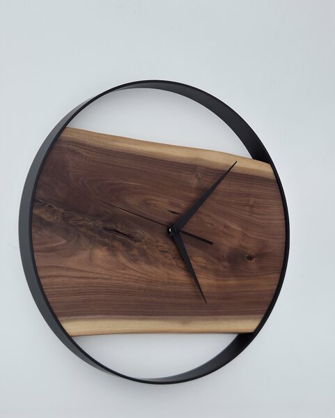 Dřevěné hodiny -45cm, přírodní dřevo - ořech, černý kovový rám (45B43)