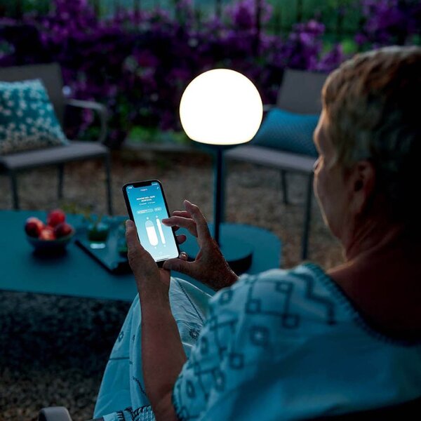 Třešňově červená venkovní LED lampa Fermob MOOON! 63 cm