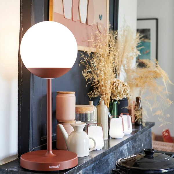 Třešňově červená venkovní LED lampa Fermob MOOON! 63 cm