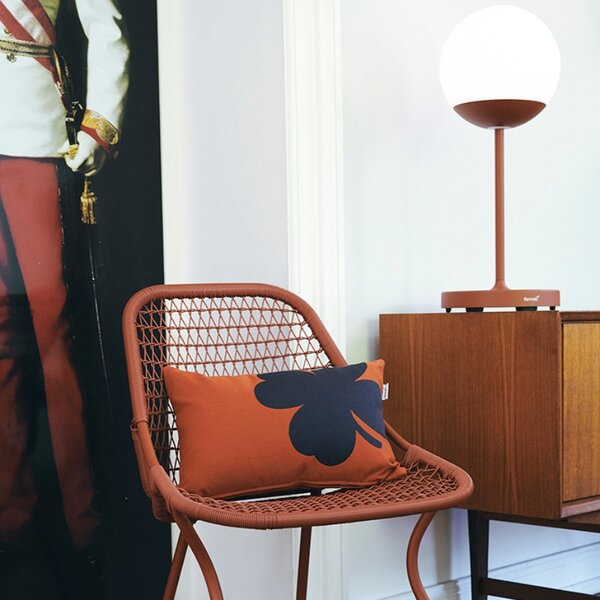 Třešňově červená venkovní LED lampa Fermob MOOON! 63 cm