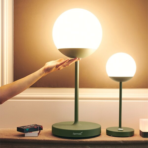Třešňově červená venkovní LED lampa Fermob MOOON! 63 cm