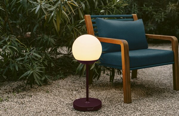 Třešňově červená venkovní LED lampa Fermob MOOON! 63 cm