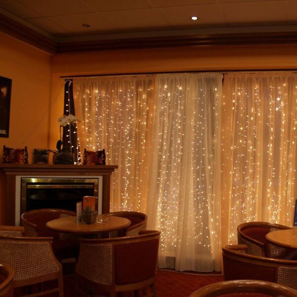 DECOLED Easy Fix LED světelný závěs venkovní, 100 × 500 cm, teple bílá, 500 diod, bílý kabel, IP67, prodlužovací