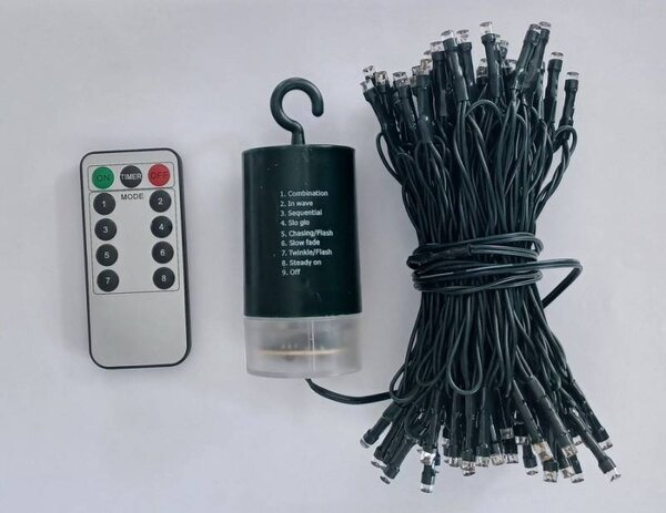 DECOLED LED světýlka na baterie, venkovní, 10,2 m, teple bílá, 100 diod, tmavě zelný kabel, IP44, 4×AA