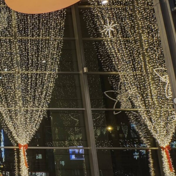 DECOLED Easy Fix LED světelný závěs interiér, 100 × 300 cm, teple bílá, 300 diod, 10 pramenů, čirý kabel, IP20, prodlužovací