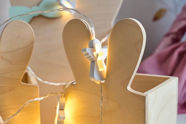 DECOLED LED světýlka na baterie, dřevění andílci, 2 m, teple bílá, 10 diod, čirý kabel, IP20 interiér, 2 × AA