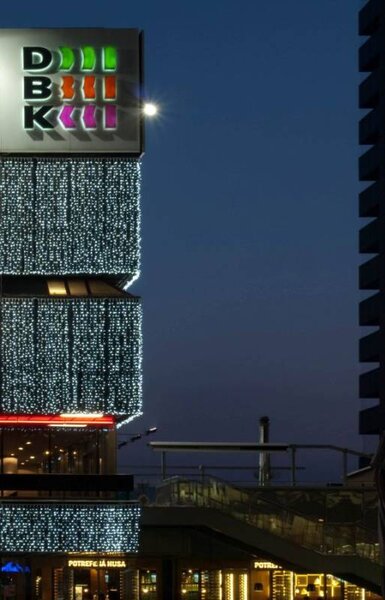DECOLED Easy Fix LED světelný závěs venkovní, 100 × 700 cm, ledově bílá, 600 diod, bílý kabel, IP67, prodlužovací