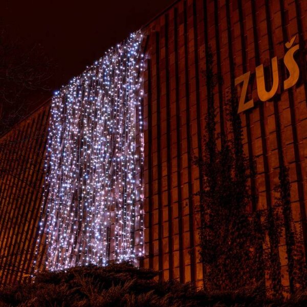 DECOLED Easy Fix LED světelný závěs venkovní, 100 × 700 cm, ledově bílá, 600 diod, bílý kabel, IP67, prodlužovací