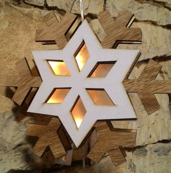 DECOLED LED svítící dřevěná vločka 20 cm, teplá bílá, na baterie AAA, do interiéru