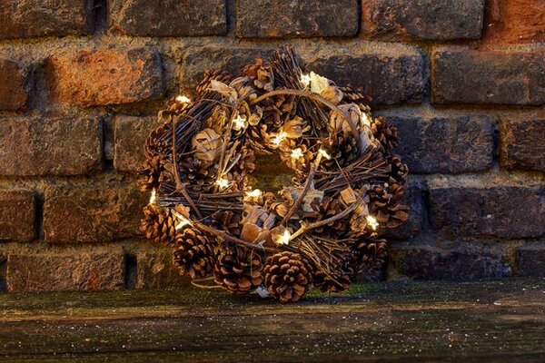 DECOLED Vánoční věnec na dveře z borovicových šišek 32 × 32 × 15 cm, přírodní