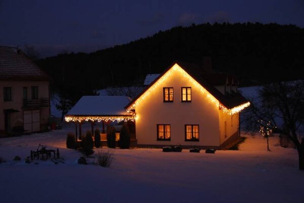 DECOLED Easy Fix venkovní LED rampouchy, světelné, 300 × 50 cm, teple bílá s FLASH, 114 diod, černý kabel, IP67, prodlužovací