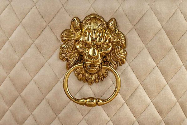 Designová židle Queen Lví hlava béžový samet