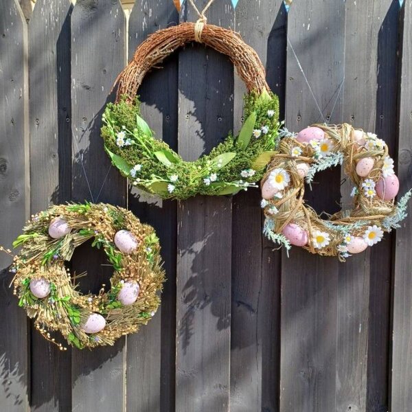 DECOLED Velikonoční věnec na dveře 30 × 30 × 8 cm, plast a proutí, venkovní