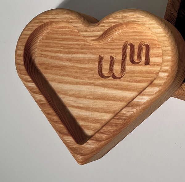 Wooden Mooden Dřevěný podtácek Srdíčko Materiál: Jasan