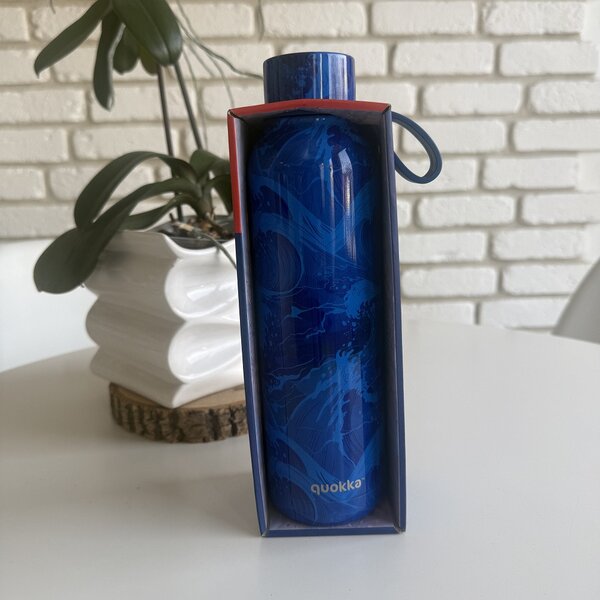 Nerezová termoláhev s poutkem Solid, 630ml, Quokka, waves