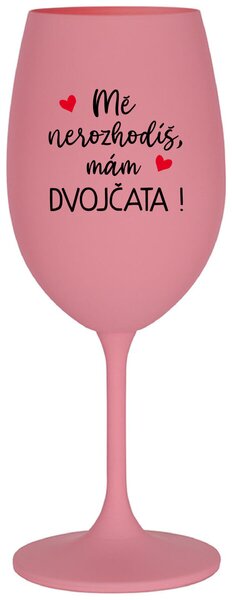 MĚ NEROZHODÍŠ, MÁM DVOJČATA! - růžová vtipná sklenička na víno 350 ml
