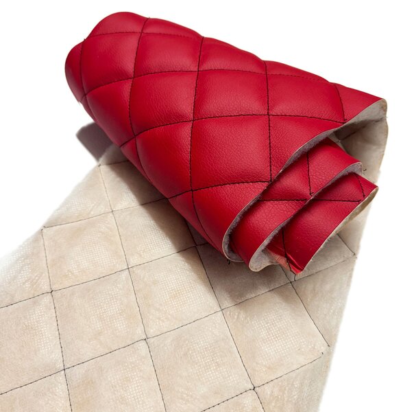 Ekokůže prošívaná 5×5 cm, červená, černé nitě, metráž, šíře 145 cm