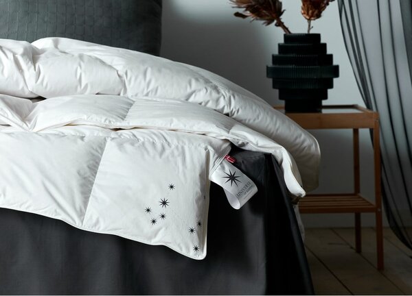 Celoroční přikrývka s péřovou výplní 200x220 cm Capella Medium – Universe of Sleeping