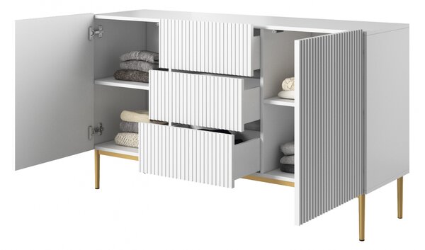 Komoda Nicole 150 cm s šuplíky a rýhovaným předním panelem - bílý mat / zlaté nohy