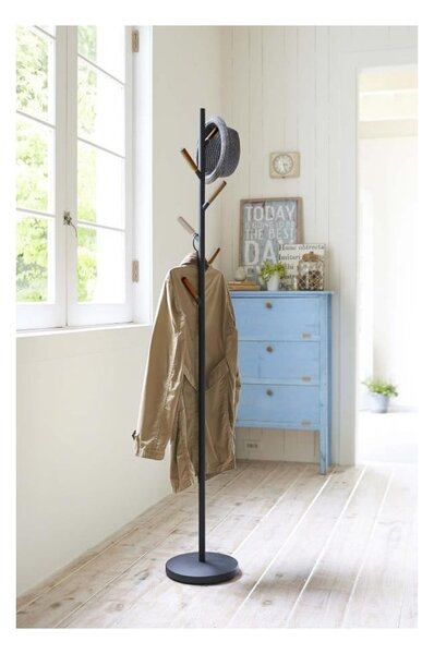 Černý stojací věšák s detaily z bukového dřeva YAMAZAKI Plain Pole Hanger