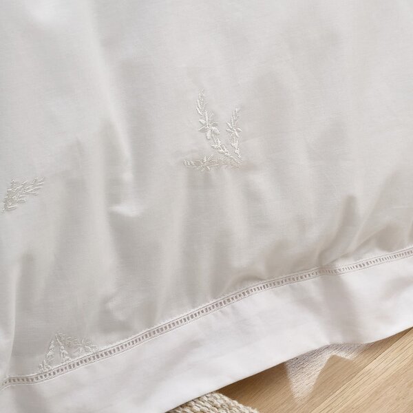 Bílé bavlněné povlečení na dvoulůžko 200x200 cm Lottie Floral Embroidery – Bianca